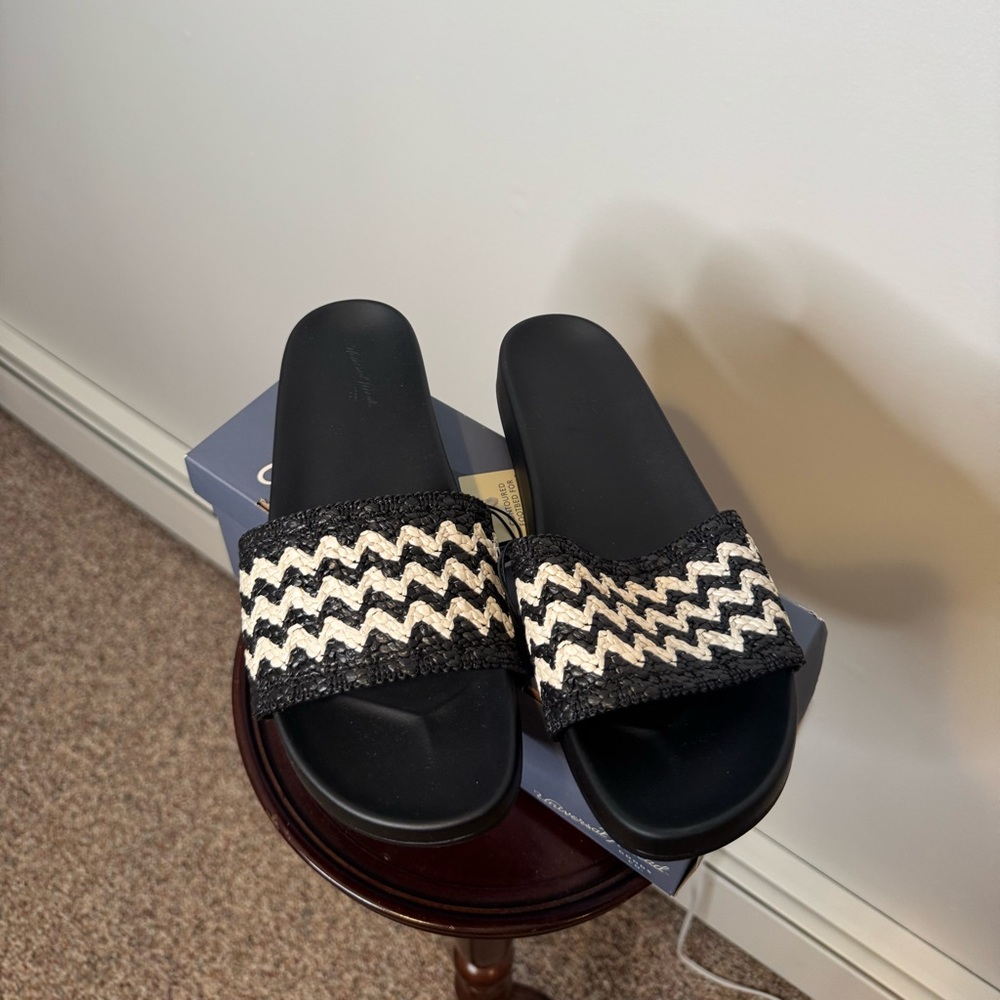 Universal Thread Black and White Zigzag Slide San… - image 2